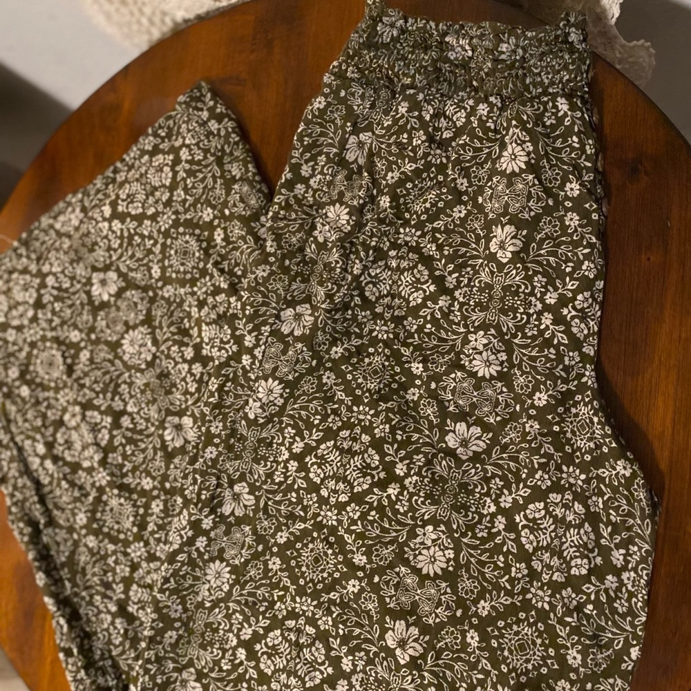 Wide legged floral pants Size M.